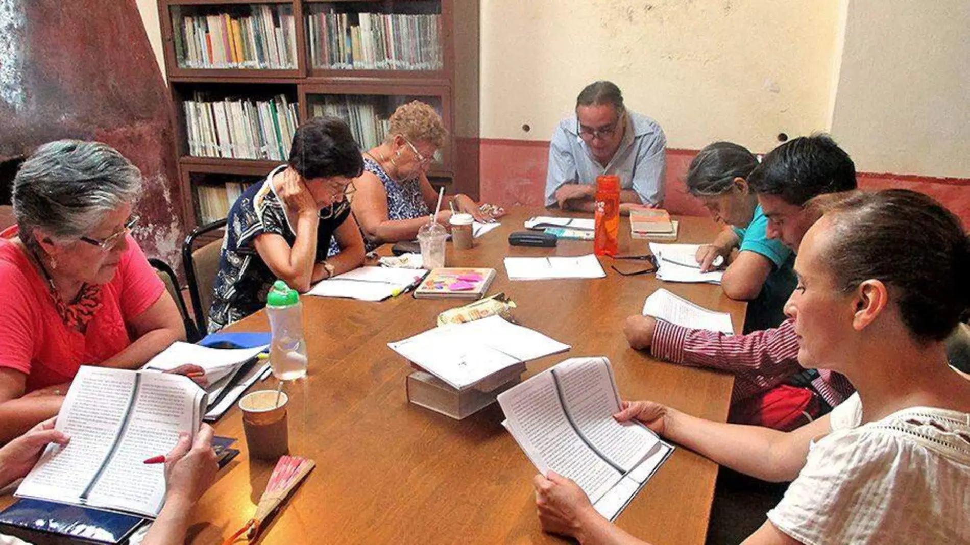 personas a la mesa analizan lectura